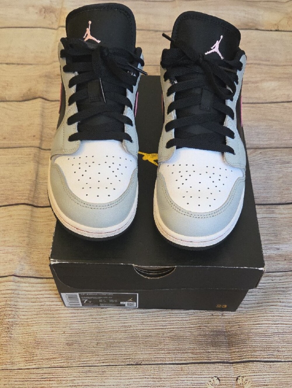 Nike Air Jordan 1 Low Size 7Y - Womens 8.5 - Picture 6 of 6